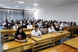 D:\yfzou\学校类文件\质量管理办公室\师德师风\新闻材料\忆百年征程，数百个第一  kaiyun官网19、20级学生同上“开学第一课”\9.jpg