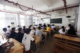 D:\yfzou\学校类文件\质量管理办公室\师德师风\新闻材料\忆百年征程，数百个第一  kaiyun官网19、20级学生同上“开学第一课”\12.jpg