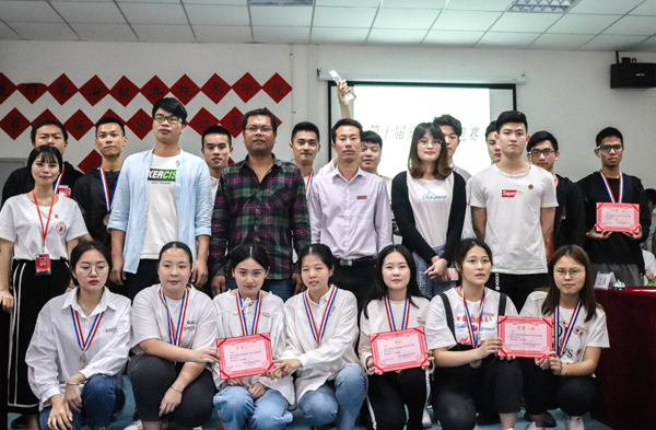 选手与评委老师合影 小.jpg 选手与评委老师合影 小.jpg